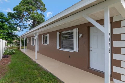 Commercial property in New Port Richey, Florida 4 bedrooms, 137.87 sq.m. № 2385863 - photo 4
