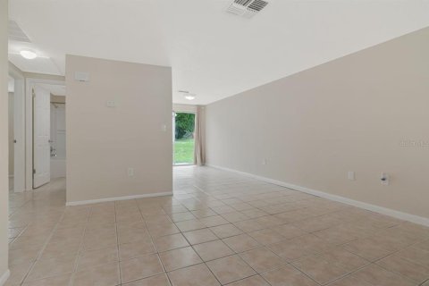 Commercial property in New Port Richey, Florida 4 bedrooms, 137.87 sq.m. № 2385863 - photo 7
