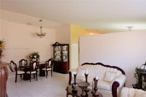 Casa en venta en Hialeah, Florida, 4 dormitorios, 152.55 m2 № 2026802 - foto 3