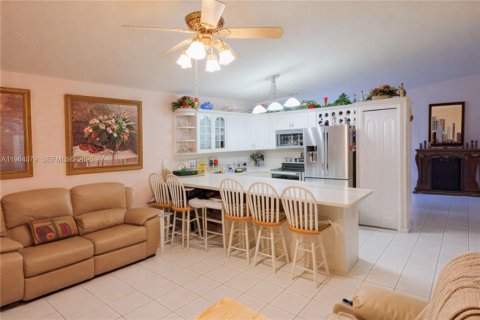 Casa en venta en Hialeah, Florida, 4 dormitorios, 152.55 m2 № 2026802 - foto 2