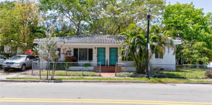 Коммерческая недвижимость в Майами, Флорида 154.59м2 № 2062401