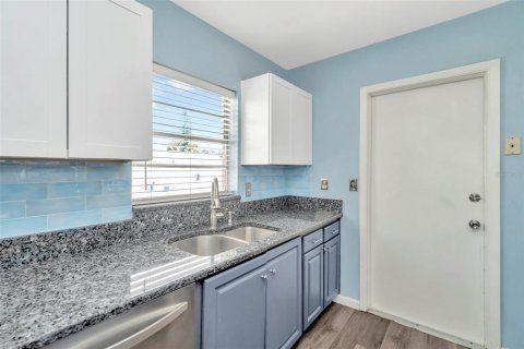 House in Tampa, Florida 3 bedrooms, 115.2 sq.m. № 1901013 - photo 6