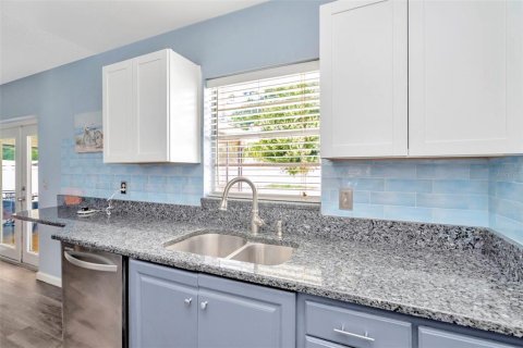 House in Tampa, Florida 3 bedrooms, 115.2 sq.m. № 1901013 - photo 5
