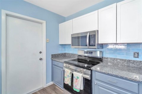 House in Tampa, Florida 3 bedrooms, 115.2 sq.m. № 1901013 - photo 7