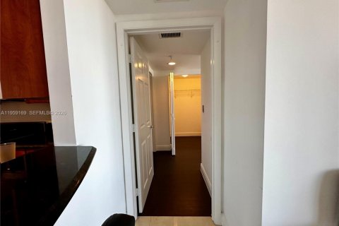 Condo in Miami, Florida, 2 bedrooms  № 2241101 - photo 13