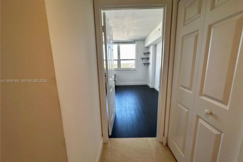 Condo in Miami, Florida, 2 bedrooms  № 2241101 - photo 24
