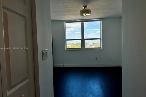 Condo in Miami, Florida, 2 bedrooms  № 2241101 - photo 16