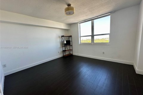 Condo in Miami, Florida, 2 bedrooms  № 2241101 - photo 18