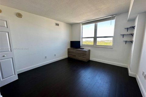 Condo in Miami, Florida, 2 bedrooms  № 2241101 - photo 25