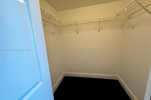 Condo in Miami, Florida, 2 bedrooms  № 2241101 - photo 15