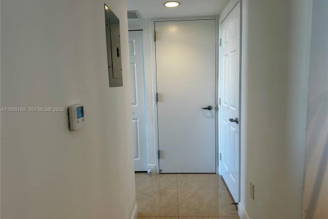 Condo in Miami, Florida, 2 bedrooms  № 2241101 - photo 20