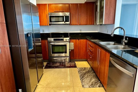 Condo in Miami, Florida, 2 bedrooms  № 2241101 - photo 4