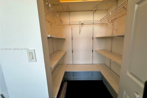 Condo in Miami, Florida, 2 bedrooms  № 2241101 - photo 27