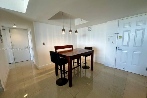 Condo in Miami, Florida, 2 bedrooms  № 2241101 - photo 8