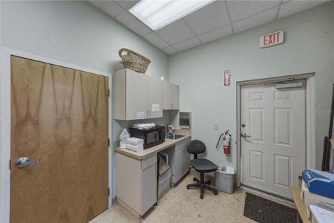 Propiedad comercial en alquiler en Plant City, Florida, 568.38 m2 № 2284607 - foto 22