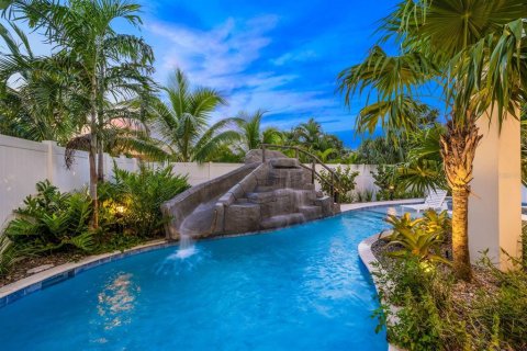 Commercial property in Sarasota, Florida 5 bedrooms, 275.55 sq.m. № 2109689 - photo 4