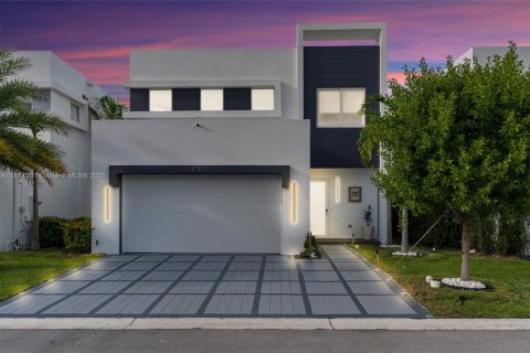 Casa en alquiler en Doral, Florida, 4 dormitorios, 223.15 m2 № 1942593 - foto 1
