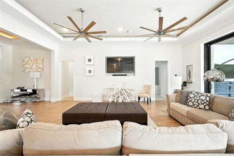 Casa en venta en Kissimmee, Florida, 7 dormitorios, 479 m2 № 1916977 - foto 10