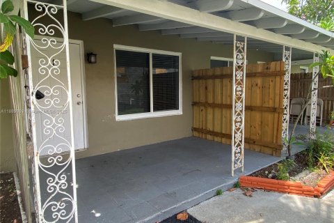 Casa en Hollywood, Florida 2 dormitorios, 73.49 m2 № 1939218