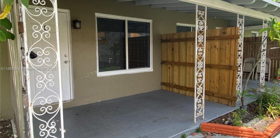 Casa en Hollywood, Florida 2 dormitorios, 73.49 m2 № 1939218