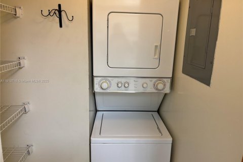 Condominio en alquiler en Miami, Florida, 2 dormitorios, 93.37 m2 № 1972390 - foto 6