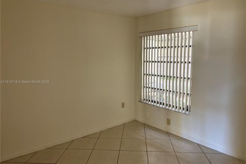 Condominio en alquiler en Miami, Florida, 2 dormitorios, 93.37 m2 № 1972390 - foto 17
