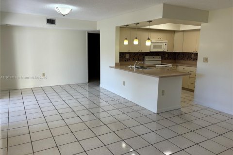 Condominio en alquiler en Miami, Florida, 2 dormitorios, 93.37 m2 № 1972390 - foto 3