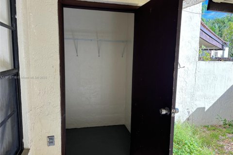 Condominio en alquiler en Miami, Florida, 2 dormitorios, 93.37 m2 № 1972390 - foto 16