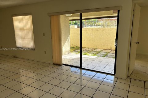 Condominio en alquiler en Miami, Florida, 2 dormitorios, 93.37 m2 № 1972390 - foto 5