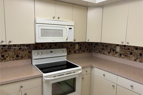 Condominio en alquiler en Miami, Florida, 2 dormitorios, 93.37 m2 № 1972390 - foto 2