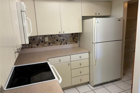 Condominio en alquiler en Miami, Florida, 2 dormitorios, 93.37 m2 № 1972390 - foto 8