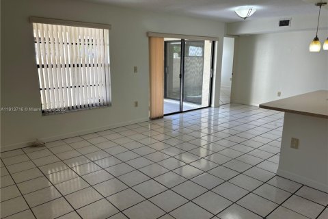 Condominio en alquiler en Miami, Florida, 2 dormitorios, 93.37 m2 № 1972390 - foto 4