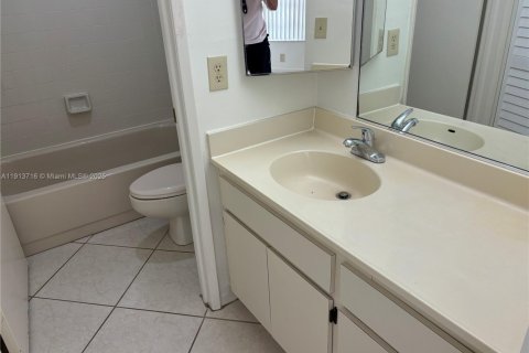 Condominio en alquiler en Miami, Florida, 2 dormitorios, 93.37 m2 № 1972390 - foto 14