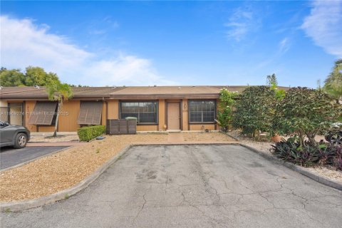 Touwnhouse à louer à Pembroke Pines, Floride: 2 chambres, 111.11 m2 № 1965542 - photo 1