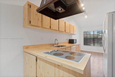 Touwnhouse à louer à Pembroke Pines, Floride: 2 chambres, 111.11 m2 № 1965542 - photo 9