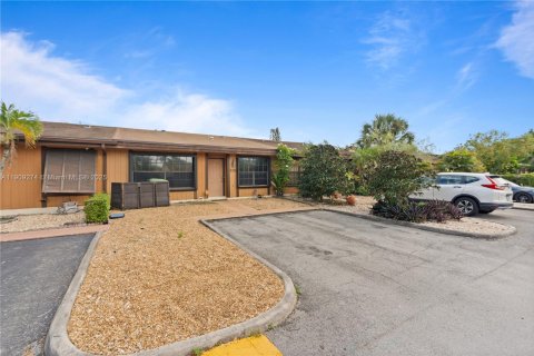 Touwnhouse à louer à Pembroke Pines, Floride: 2 chambres, 111.11 m2 № 1965542 - photo 2