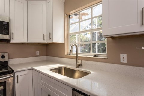 House in Palm Coast, Florida 4 bedrooms, 159.98 sq.m. № 2339696 - photo 10