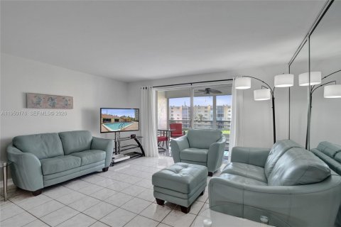 Condo in Dania Beach, Florida, 2 bedrooms  № 2153073 - photo 17
