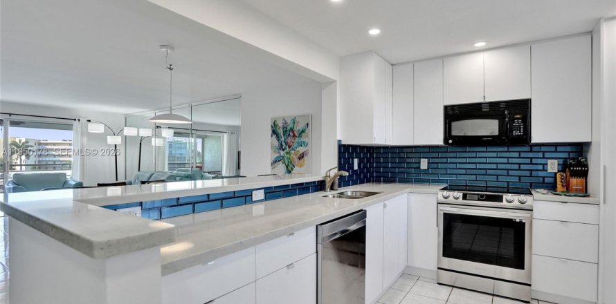 Condo in Dania Beach, Florida, 2 bedrooms  № 2153073