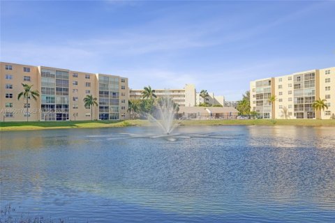Condo in Dania Beach, Florida, 2 bedrooms  № 2153073 - photo 29