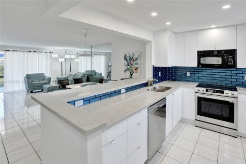 Condo in Dania Beach, Florida, 2 bedrooms  № 2153073 - photo 25
