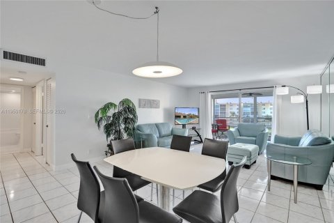 Condo in Dania Beach, Florida, 2 bedrooms  № 2153073 - photo 16