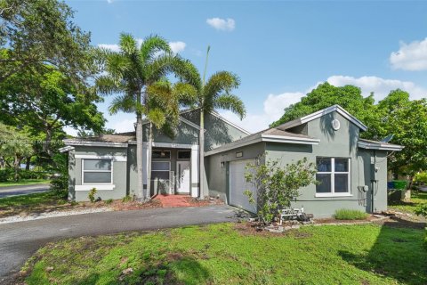 House in Sunrise, Florida 3 bedrooms, 137.87 sq.m. № 1895840 - photo 1