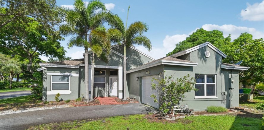 House in Sunrise, Florida 3 bedrooms, 137.87 sq.m. № 1895840