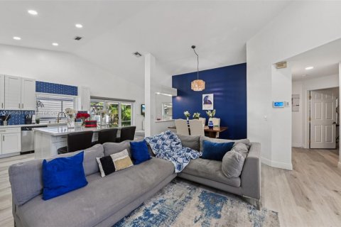 House in Sunrise, Florida 3 bedrooms, 137.87 sq.m. № 1895840 - photo 2