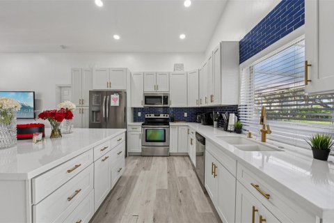 House in Sunrise, Florida 3 bedrooms, 137.87 sq.m. № 1895840 - photo 9