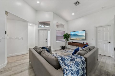 House in Sunrise, Florida 3 bedrooms, 137.87 sq.m. № 1895840 - photo 4