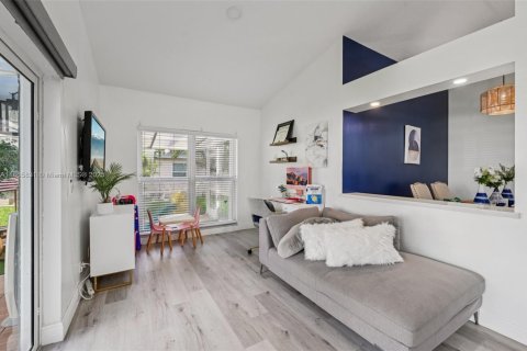 House in Sunrise, Florida 3 bedrooms, 137.87 sq.m. № 1895840 - photo 15