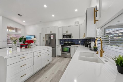 House in Sunrise, Florida 3 bedrooms, 137.87 sq.m. № 1895840 - photo 10