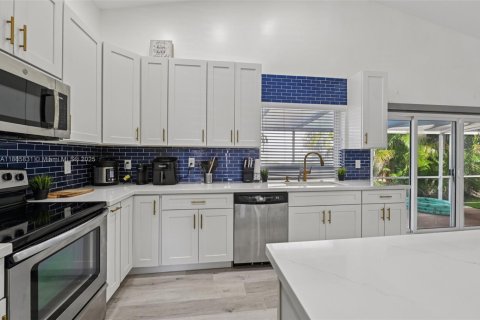 House in Sunrise, Florida 3 bedrooms, 137.87 sq.m. № 1895840 - photo 12